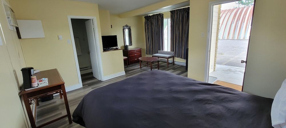 North Shore Wayside Inn Standard Single Room, 1 Queen Bed 5