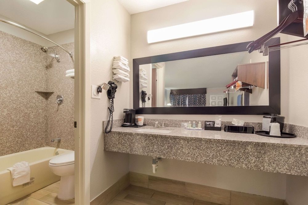 Quality Inn Madisonville Standard Room, 1 King Bed, Non Smoking 7