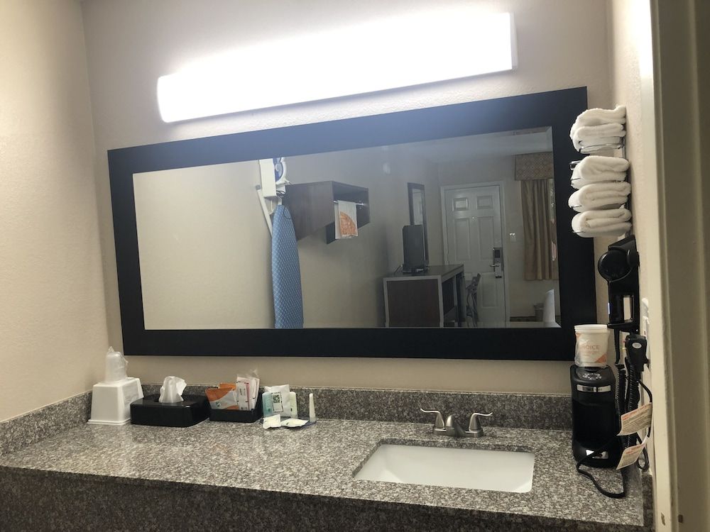 Quality Inn Madisonville Standard Room, 1 King Bed, Non Smoking 9