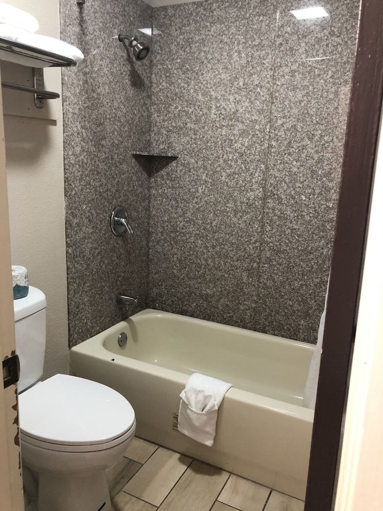 Quality Inn Madisonville Standard Room, 1 King Bed, Non Smoking 6