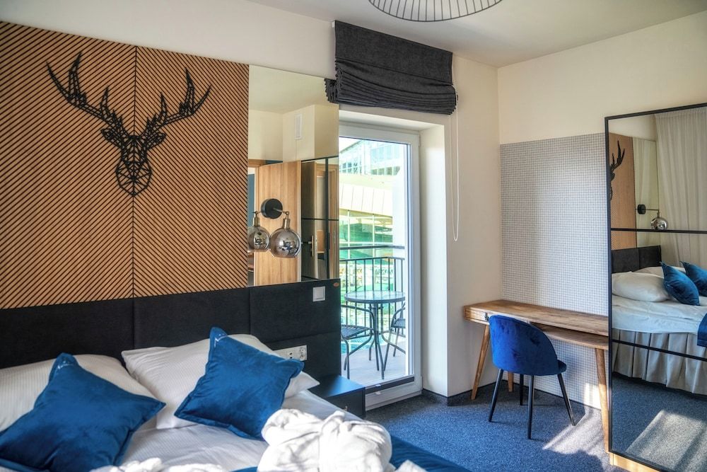Deluxe VIP (2 adults,direct access to therms)