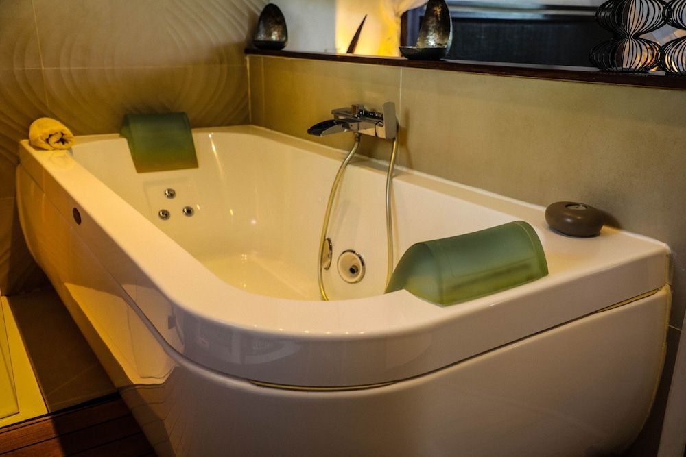 Val D'azur Chambres D'hôtes de Charme Double Room, 1 Double Bed, Jetted Tub (Maldives) 4