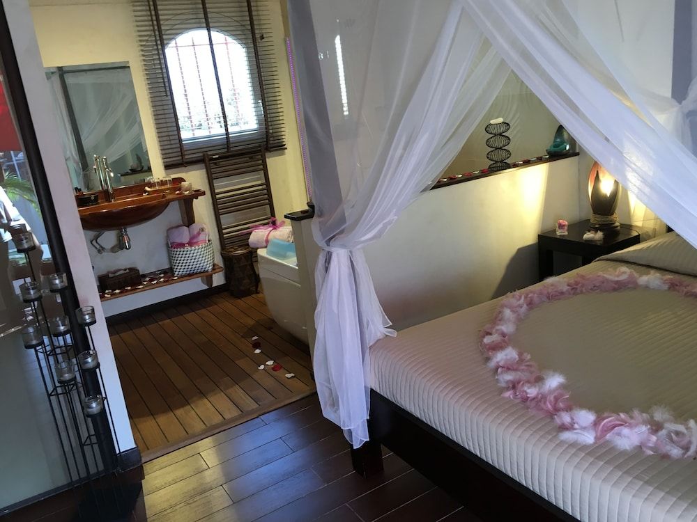 Val D'azur Chambres D'hôtes de Charme Double Room, 1 Double Bed, Jetted Tub (Maldives) 2