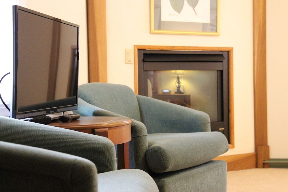 The Vermont Inn Suite (Windham, 1 Queen Bed) 4