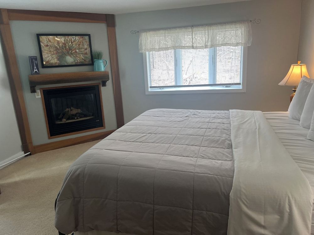 The Vermont Inn Suite (Windham, 1 Queen Bed) 2
