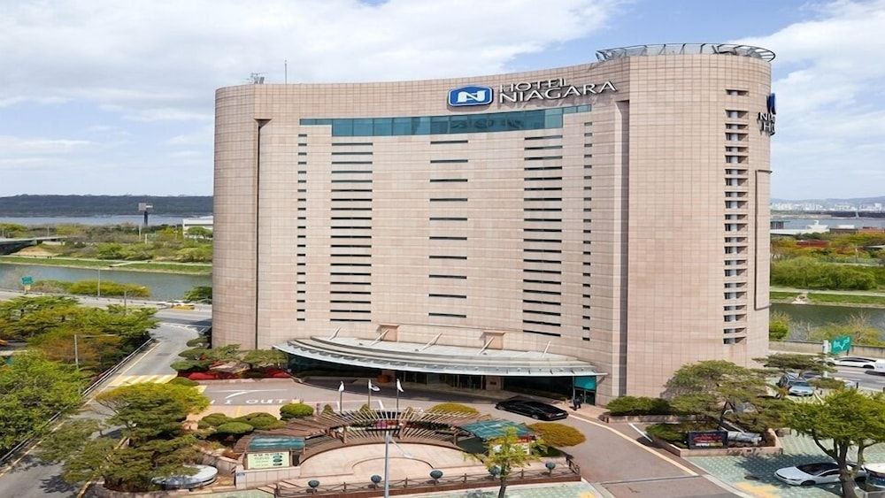 undefined Niagara Hotel 5