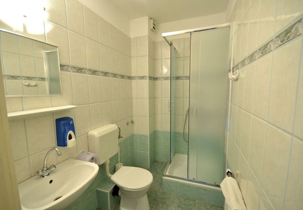 Révész Hotel Standard Triple Room 3