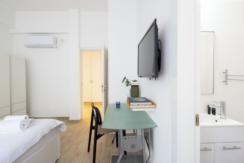 Heart of TLV-Modern wBalcony- 3BD & 3BR Apartment, 3 Bedrooms, Balcony, City View 20