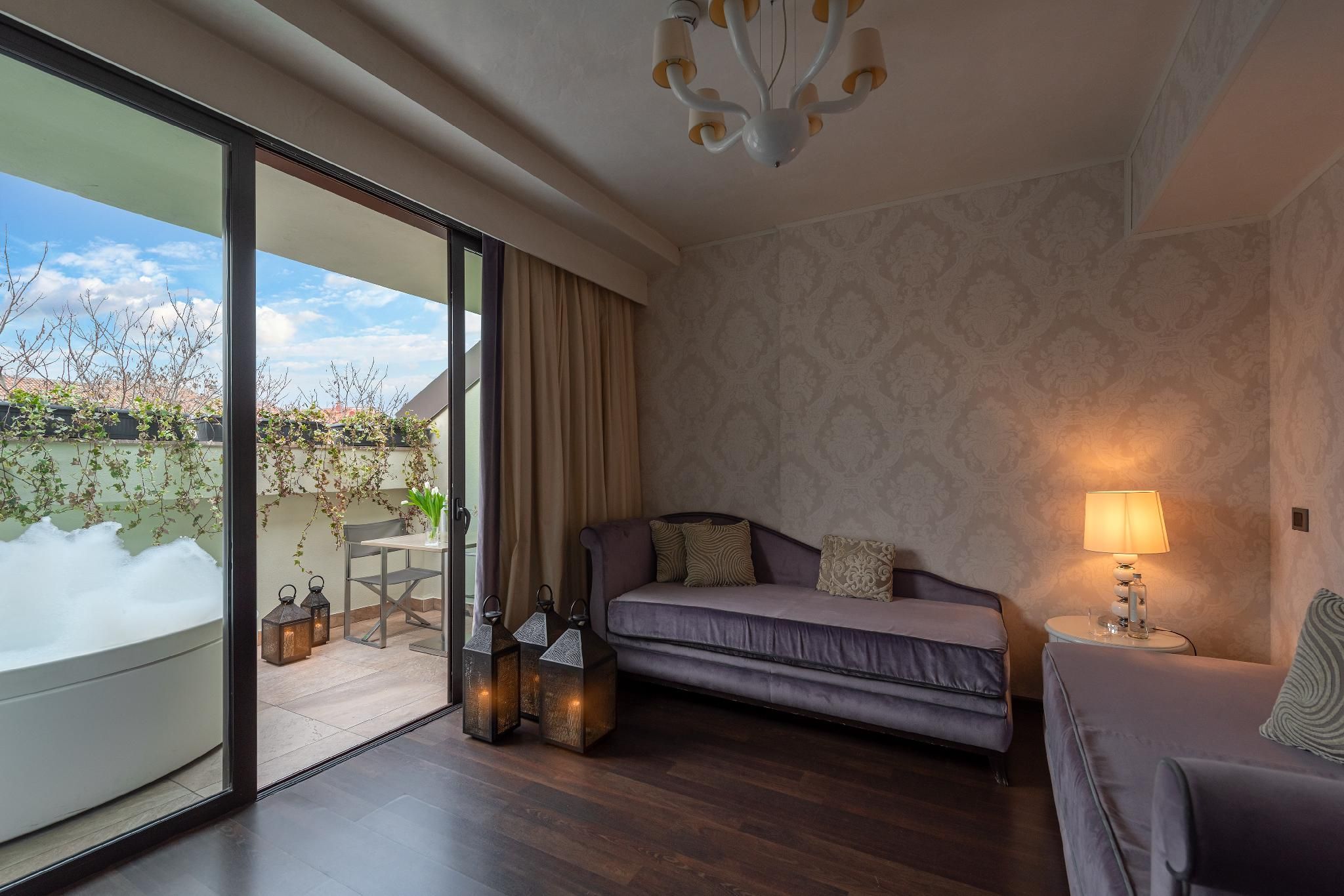 Suite with Terrace and Jacuzzi