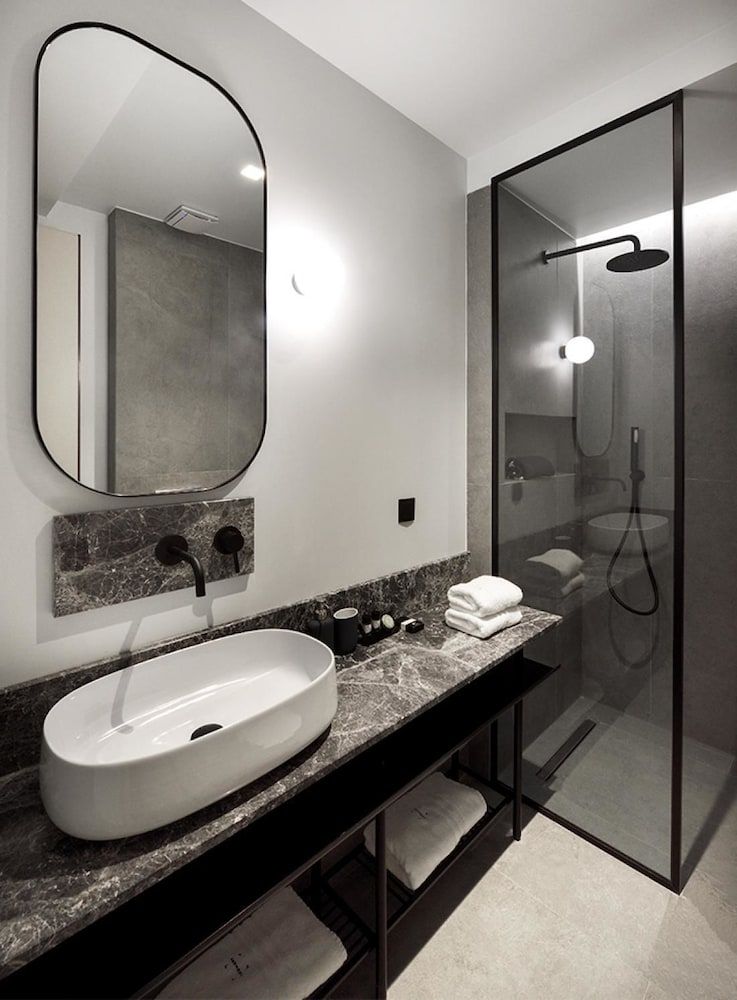 Roomore Apartments Deluxe Apartment, Courtyard View (R1) 3