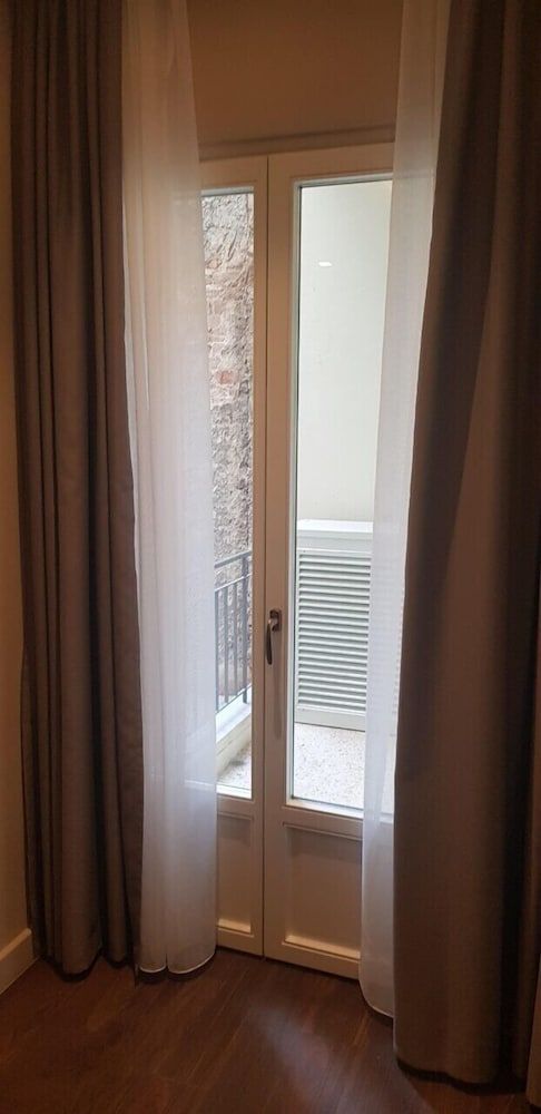 Roomore Apartments Deluxe Apartment, Courtyard View (R1) 6