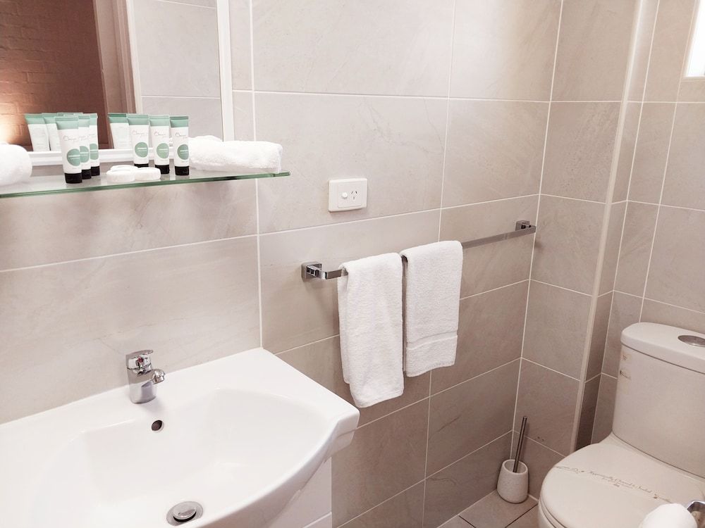 Tallarook Motor Inn 1 Room Queen and 2 singles (Pet Friendly) 4