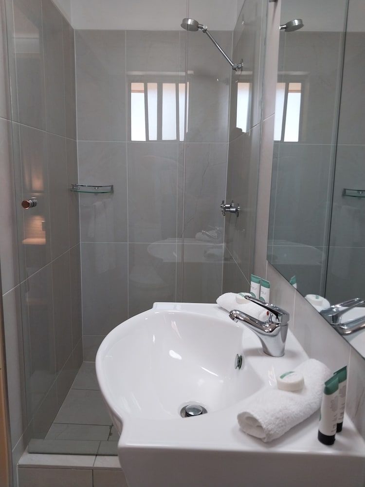 Tallarook Motor Inn Queen room - Upstairs only (Non Pet Friendly) 2