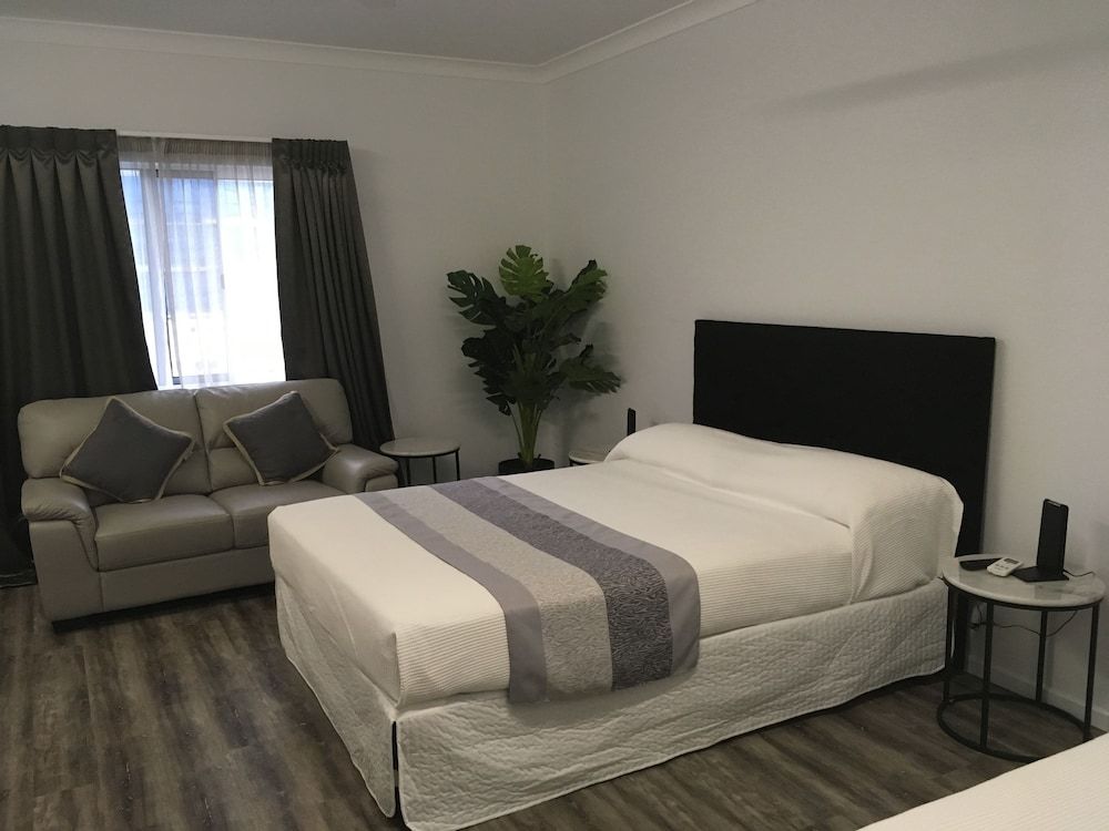 Escape On Lake Deluxe Studio Suite, 1 Queen Bed 2