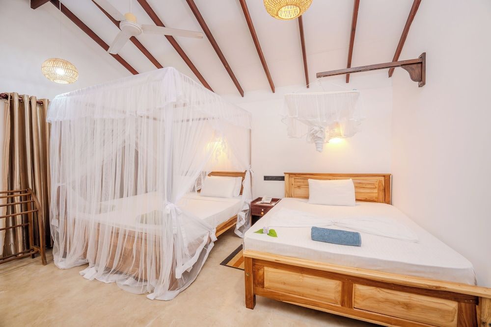 Central Beach Inn Deluxe Room 2