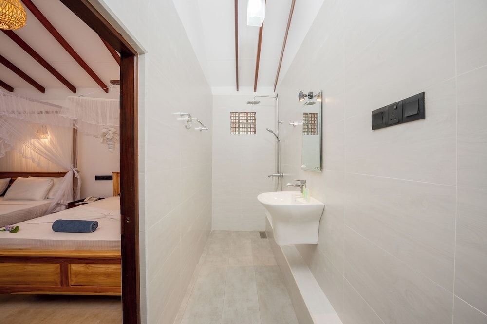 Central Beach Inn Deluxe Room 4