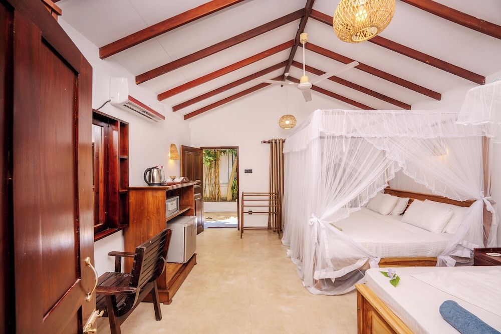 Central Beach Inn Deluxe Room 6