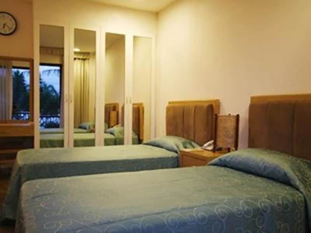 Bayfront Hotel Subic Deluxe Room 9