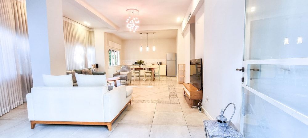 Charming 2BDR apt W Private Garden TL41 Family Apartment 8