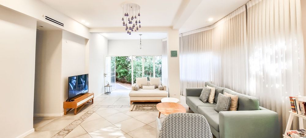 undefined Charming 2BDR apt W Private Garden TL41 8