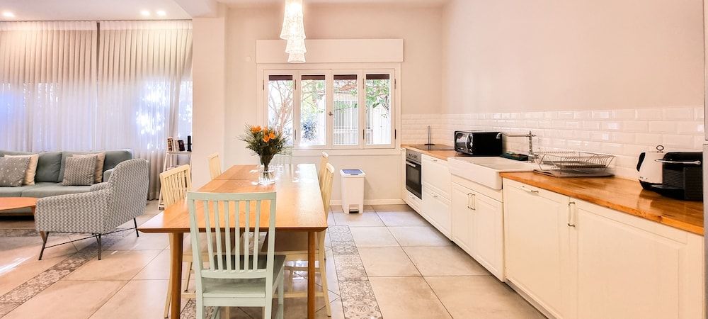 Charming 2BDR apt W Private Garden TL41 Family Apartment 9