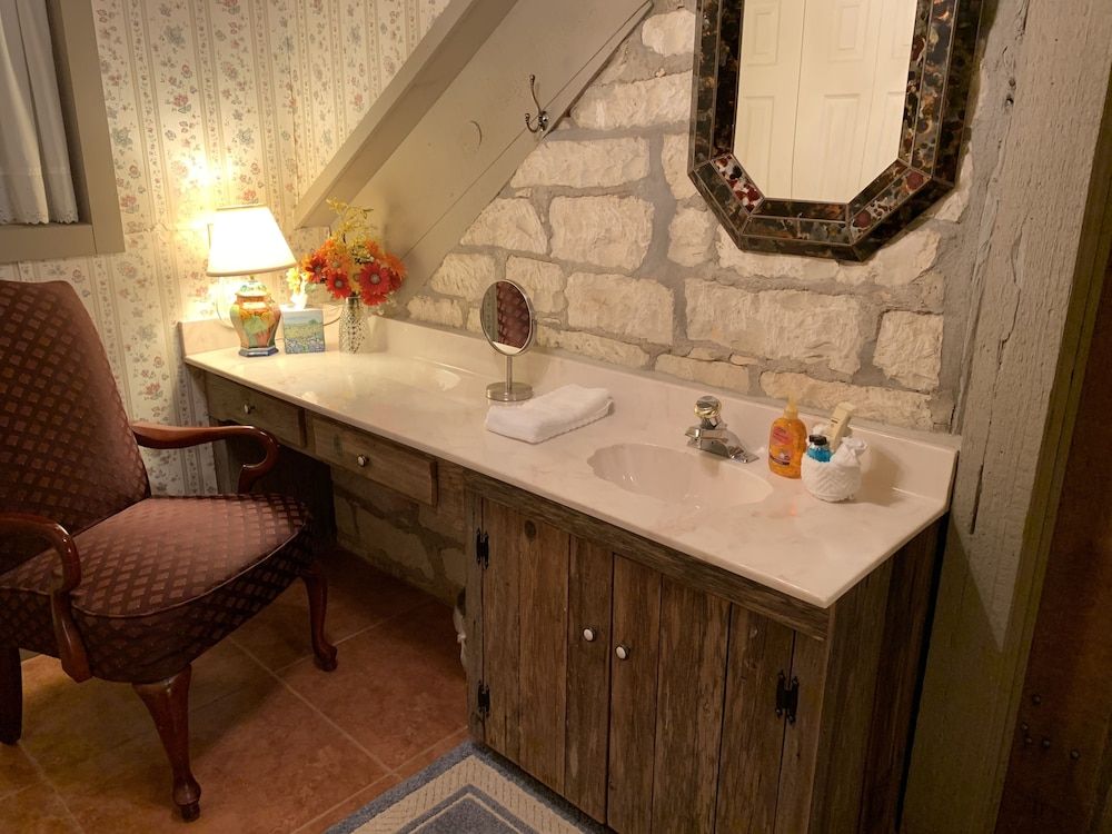 Kuebler Waldrip Haus B&B Romantic Room, Multiple Beds, Non Smoking (Katherine's Attic) 3