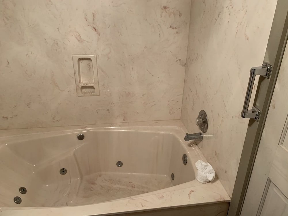 Kuebler Waldrip Haus B&B Romantic Room, Multiple Beds, Non Smoking (Katherine's Attic) 5