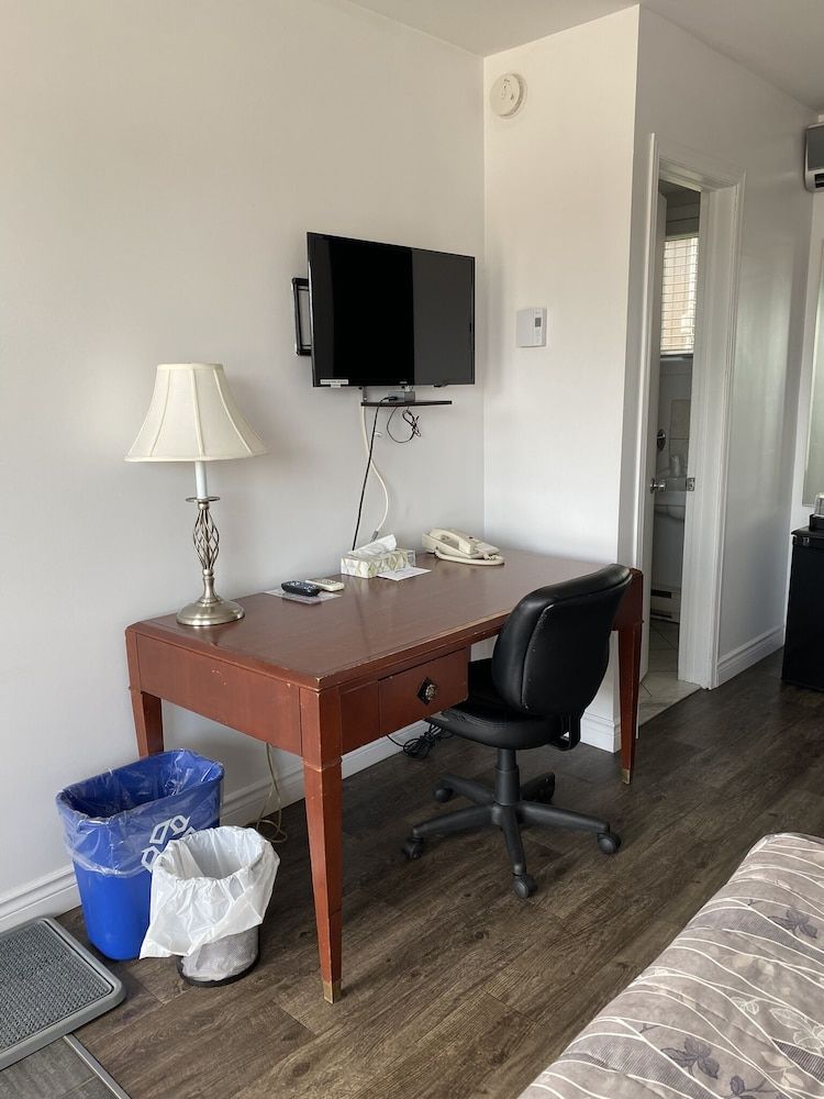 Motel Centre-Ville Room, 2 Queen Beds (pets allowed) 6