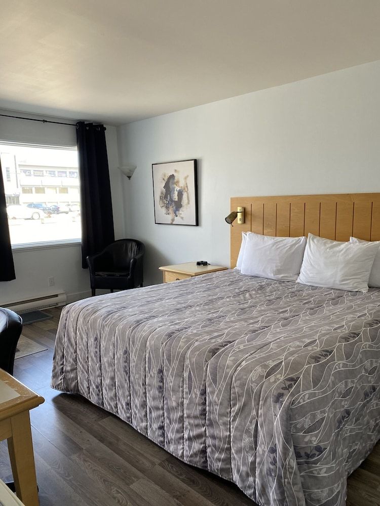 Motel Centre-Ville Room, 1 King Bed (Pets NOT ALLOWED in this room) 3