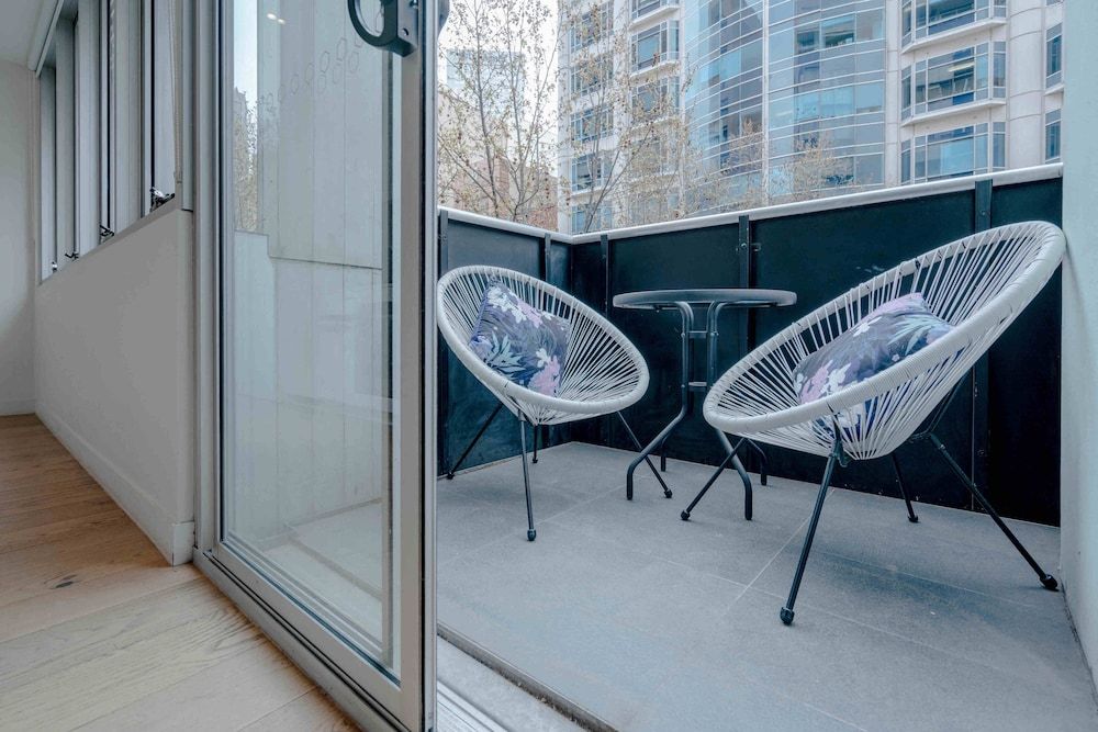 Absolute Collins Family Apartment, Multiple Beds, Kitchen, City View (#915) 3