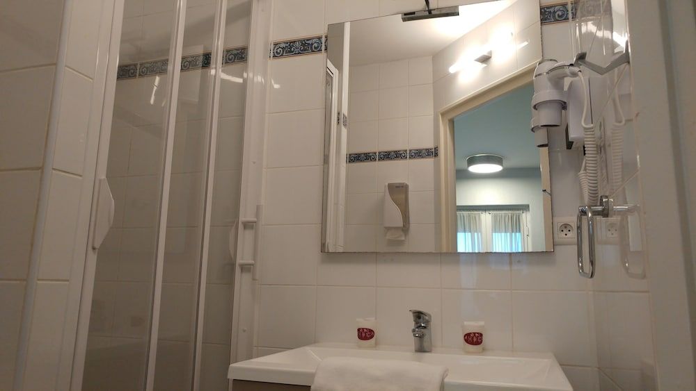 Hotel Bar du Centre Quadruple Room, 2 Double Beds 4