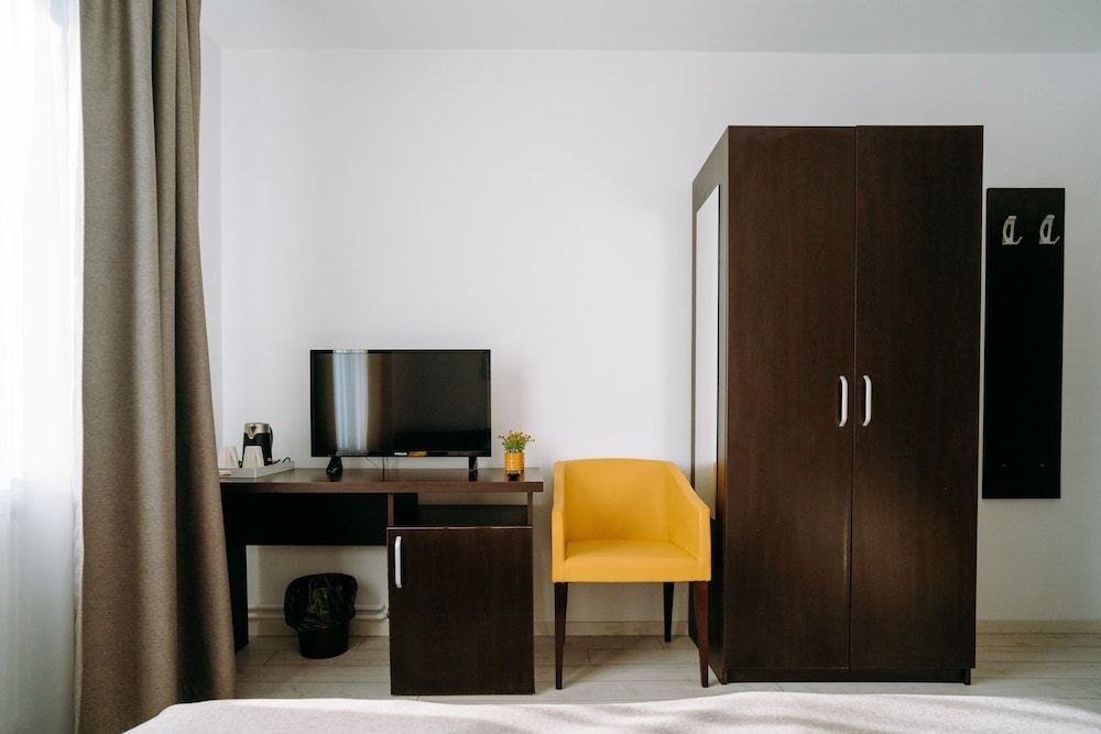 Vila Anca Standard Room, 2 Twin Beds, Courtyard View 4