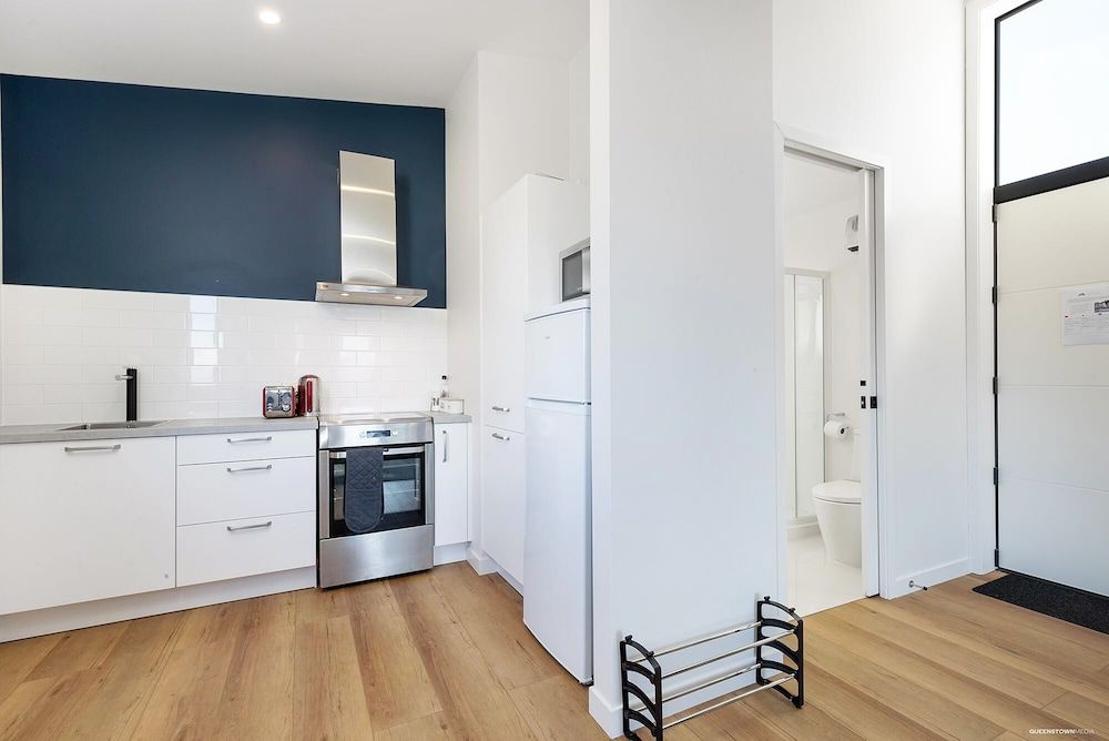 undefined Modern One Bedroom Apartment with Lake View 5