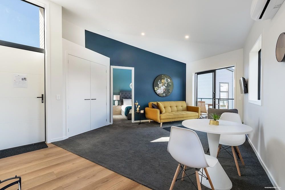 undefined Modern One Bedroom Apartment with Lake View 6