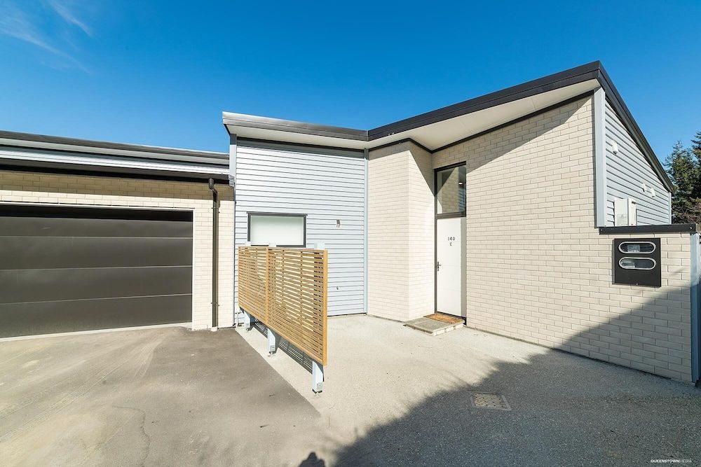 undefined Modern One Bedroom Apartment with Lake View 2