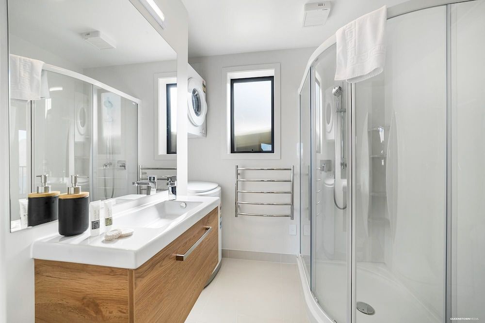 undefined Modern One Bedroom Apartment with Lake View 10