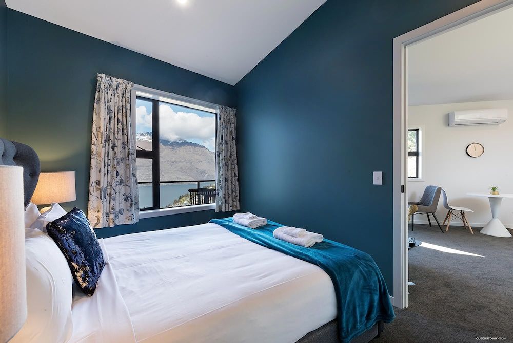 undefined Modern One Bedroom Apartment with Lake View 3