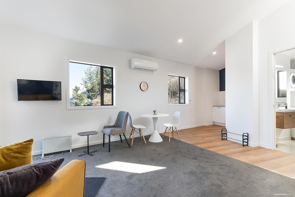 undefined Modern One Bedroom Apartment with Lake View 7