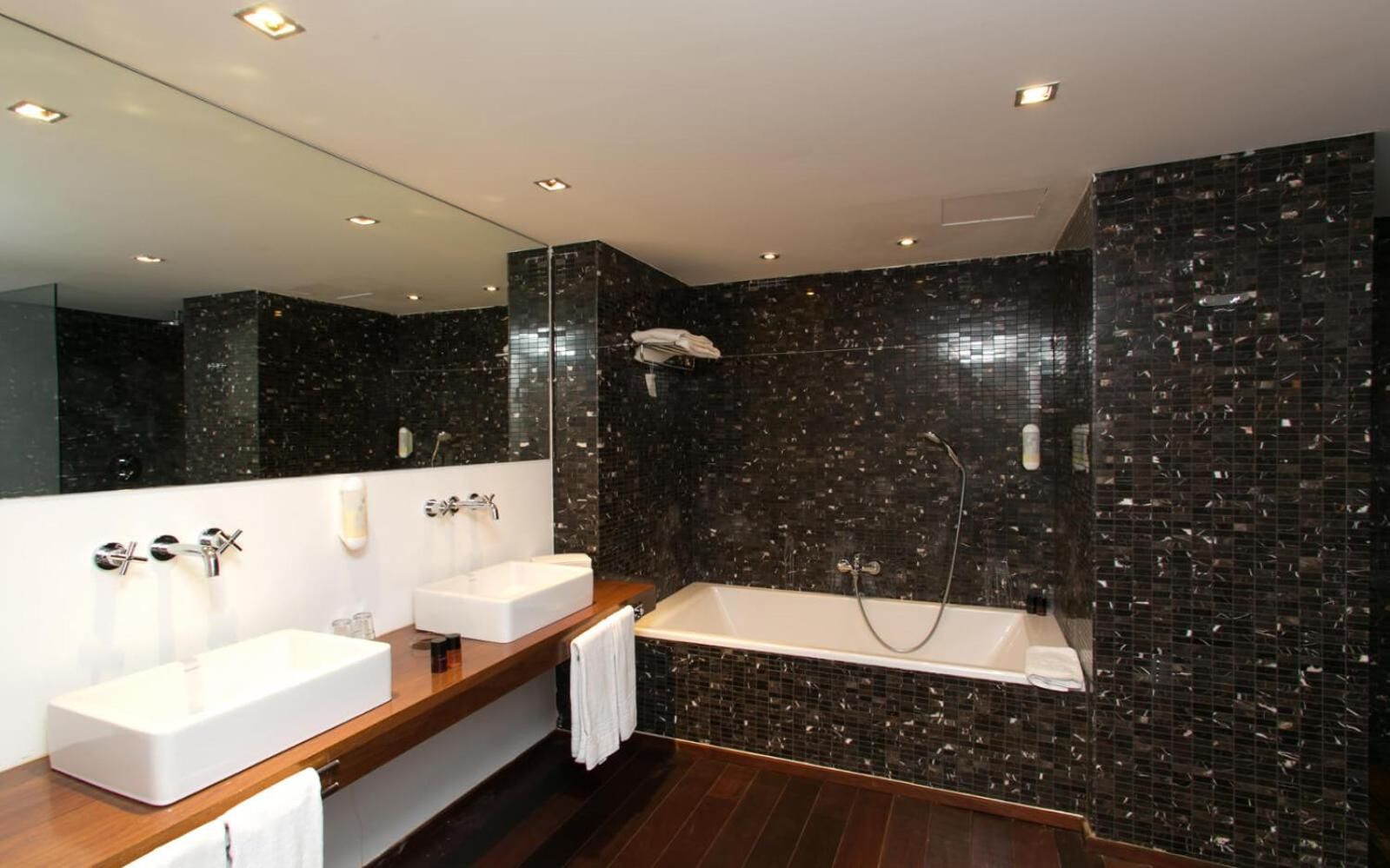Pool Suite