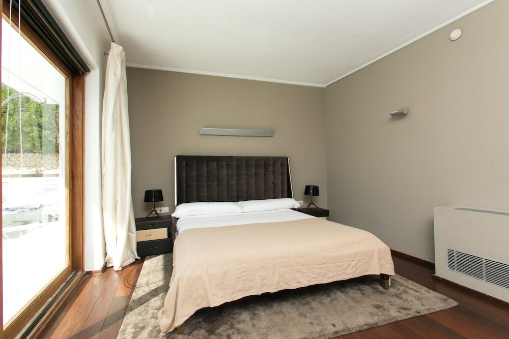 Suite, Poolside