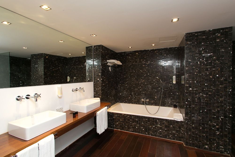 Suite, Poolside
