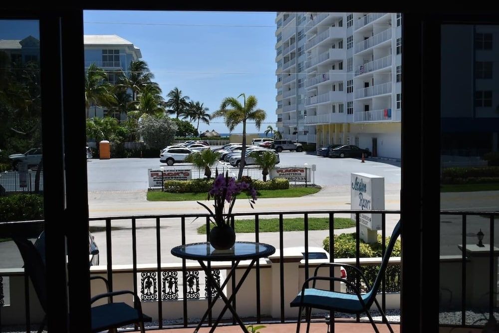 Oceans 735 Superior Studio, Balcony, Partial Ocean View 5