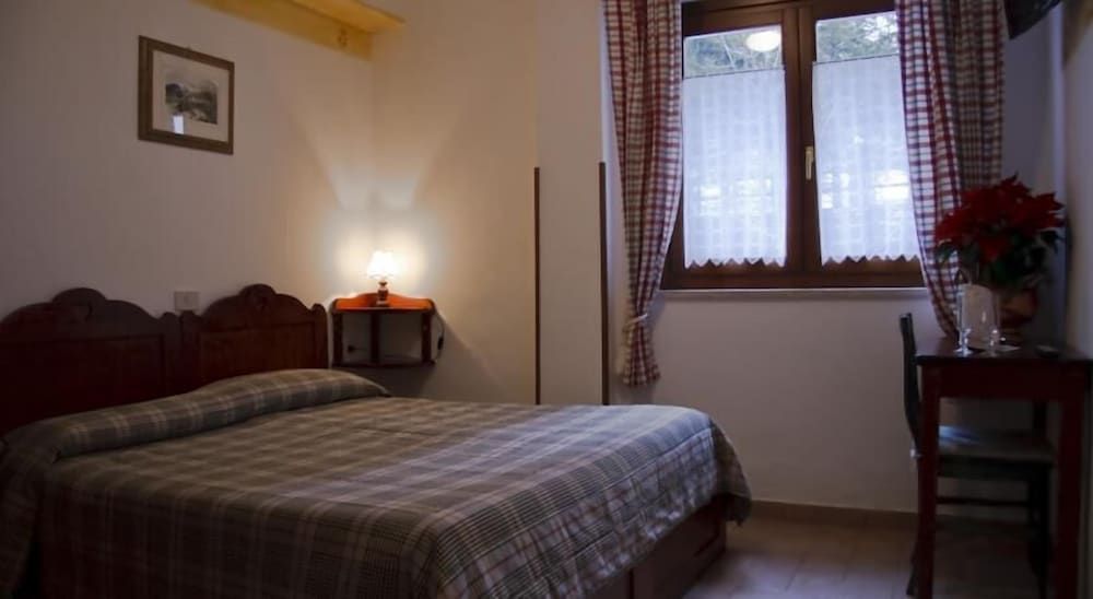 LH Hotel Paradiso Standard Triple Room 3