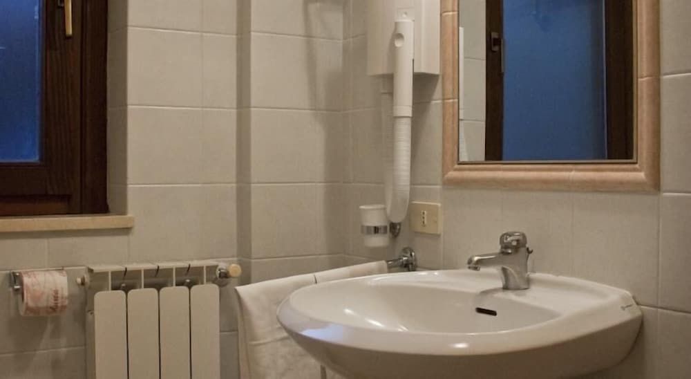 LH Hotel Paradiso Standard Triple Room 9