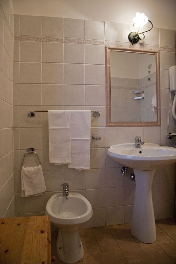 LH Hotel Paradiso Standard Triple Room 8