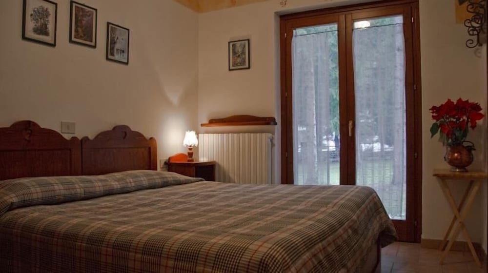 LH Hotel Paradiso Standard Triple Room 2