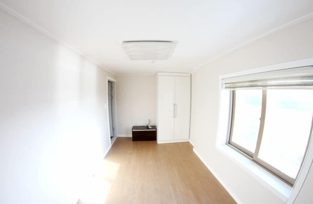 Andong River Sunset Pension Red Room 2