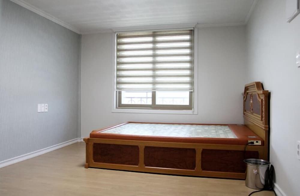 Andong River Sunset Pension Red Room 3