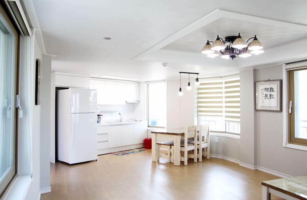 Andong River Sunset Pension Red Room 11