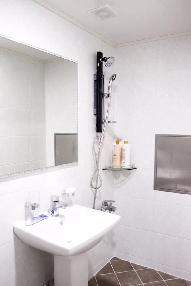 Andong River Sunset Pension Red Room 15